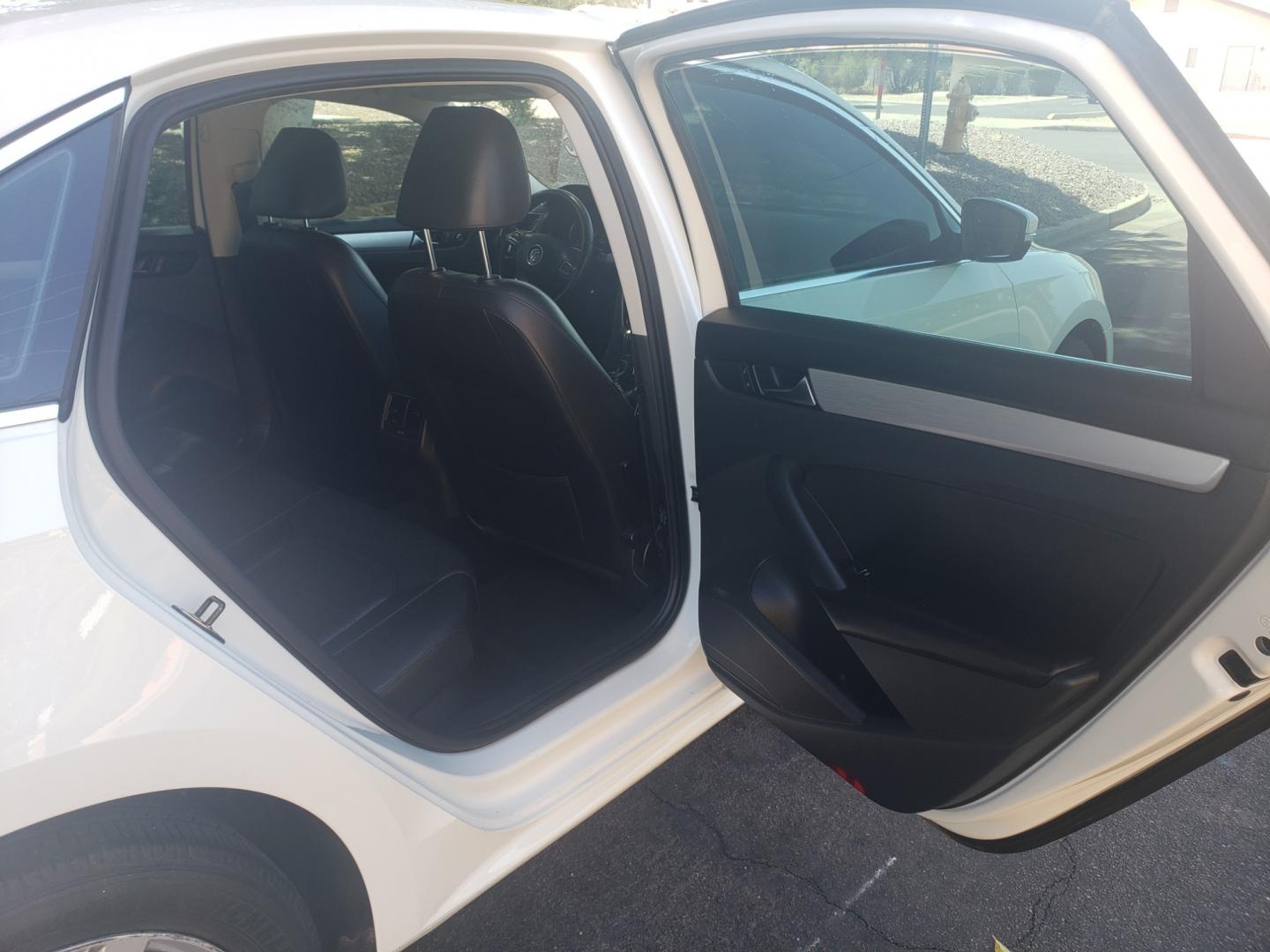 2013 WHITE /gray and black Volkswagen Passat se (1VWBP7A31DC) with an 2.5 l5 engine, 6-Speed Automatic transmission, located at 323 E Dunlap Ave., Phoenix, AZ, 85020, (602) 331-9000, 33.567677, -112.069000 - 2013 Volkswagen Passat SE,........ EXCELLENT condition,......A Real Must See!!.... No accidents, Ice cold ac, Touch Screen Stereo/CD Player, Satellite compatible, Bluetooth, Phone sync, Clean Black and Gray interior with Black Leather seats in near perfect condition, power windows, power door locks, - Photo#14